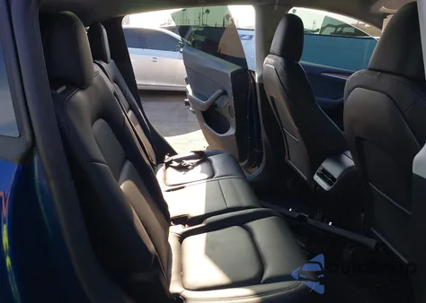 2024 Tesla Model Y Long Range Dual Motor All-Wheel Drive z USA, uszkodzony, nr VIN 7SAYGAEEXRF009394